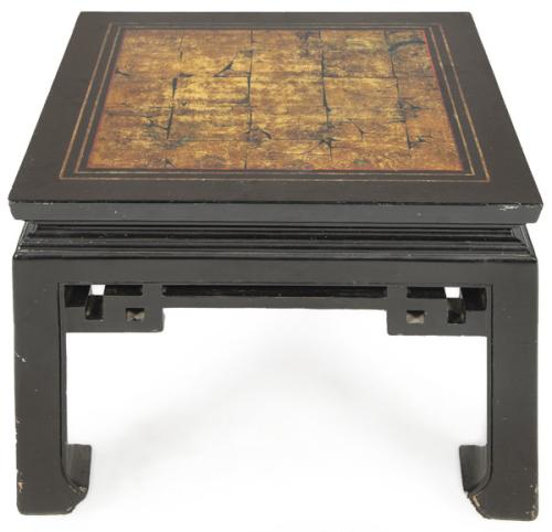 Mesa auxilar china de madera lacada en negro con la tapa dorada S. XX