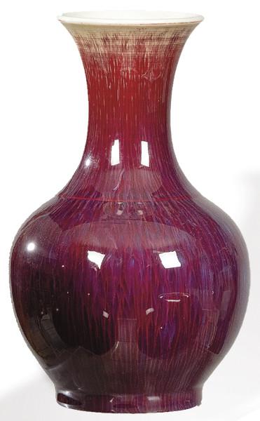  Pequeño jarrón de porcelana china con vidriado Sangre de Toro flambeado S. XX.