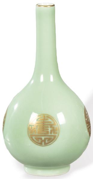  Jarrón de cuello largo de porcelana china con vidriado celadón y caracteres Zhow de longevidad en oro h. 1960-70.