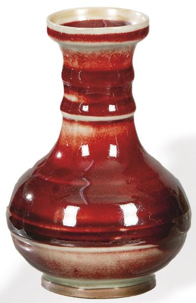  Pequeño jarrón de porcelana con vidriado Sangre de Toro, siguiendo modelos chinos realizado en Estados Unidos por los hornos de Kong Jia Jun S. XIX.