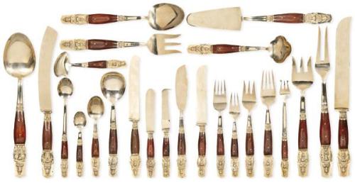  Cubertería tailandesa de latón y teca.