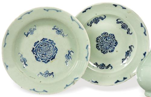  Dos platos de porcelana china con vidriado celadón y decoración azul cobalto y blanco, Dinastía Qing ff. S. XIX pp. S. XX.