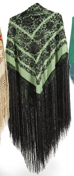  Mantón de Manila en seda natural bordado a mano, color verde con bordados y flecos en negro