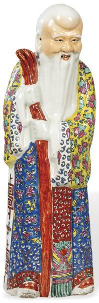  Figura de anciano mandarín en porcelana china con esmaltes polícromos h. 1960-70.