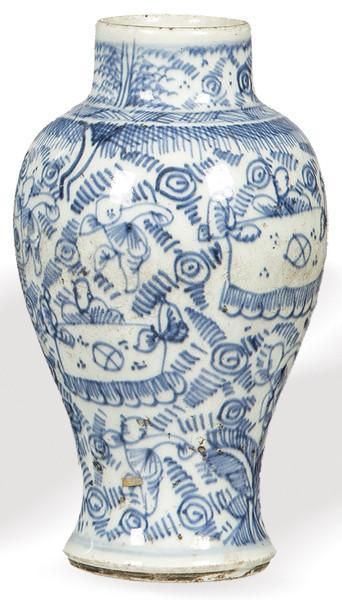  Pequeño jarrón de porcelana china azul y blanco, Dinastía Qing ff. S. XVIII.