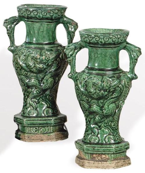  Pareja de jarrones de cerámica con vidriado verde Dinastía Ming mediados S. XVII.
