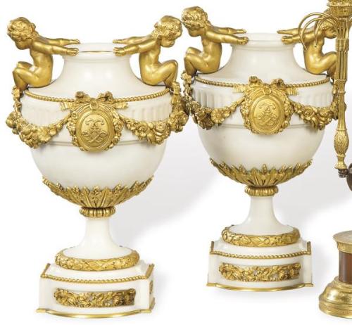  Pareja de urnas Napoleon III de bronce dorado, Francia h. 1860.