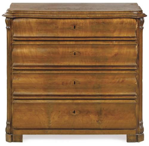  Cómoda Biedermeier en madera de caoba y palma de caoba, con cuatro cajones largos de frente sinuoso.