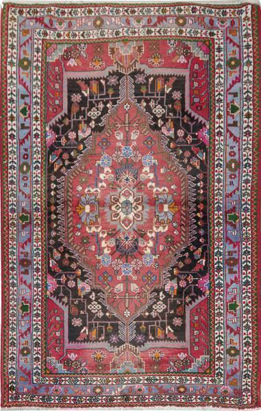  Alfombra persa en lana con medallón poligonal y cenefa con flores azules.