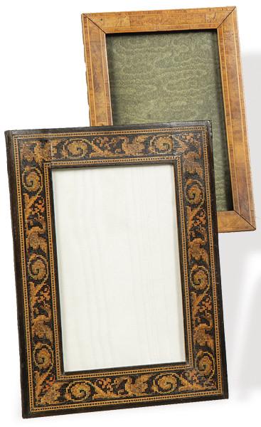 Dos portaretratos de mesa de madera pp. S. XX.