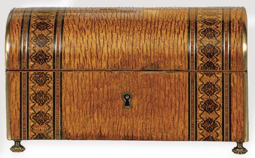 Pequeña caja con tapa abombada inglesa con marca comercial francesa de Herterich 14 R. Oberkampf de París S. XIX.