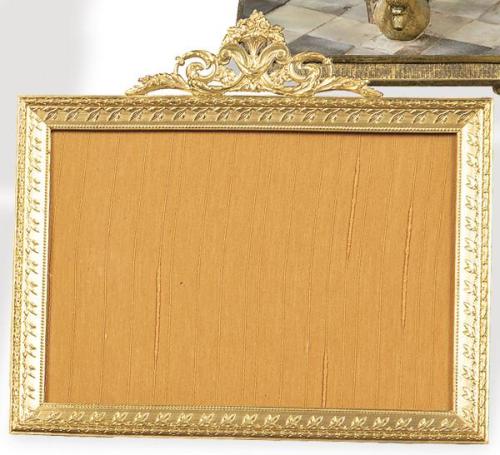  Portaretratos horizontal de mesa de bronce dorado con copete de lazo, Francia S. XIX.