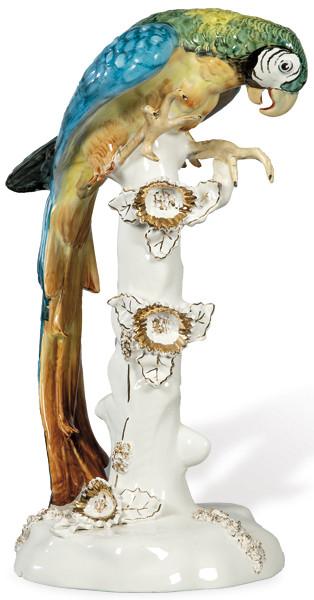  Figura de guacamayo modelado en loza pintada y parcialmente dorada.