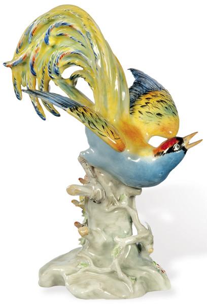 Figura de martín pescador en porcelana pintada y esmaltada de Hispania.