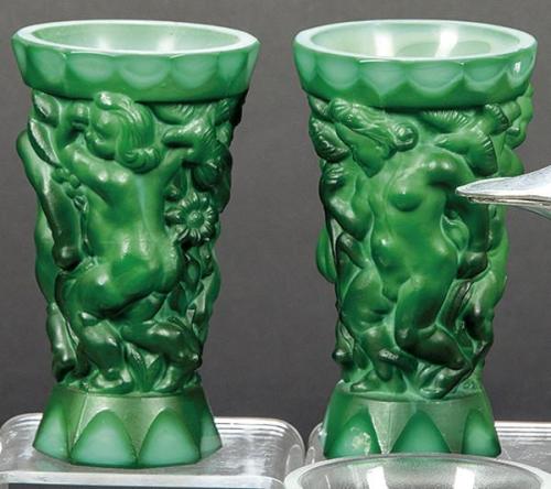  Pareja de jarrones Art Deco en cristal malaquita, de Curt Schlevogt, diseñado por Frantisek Pazourek, Bohemia h. 1930.