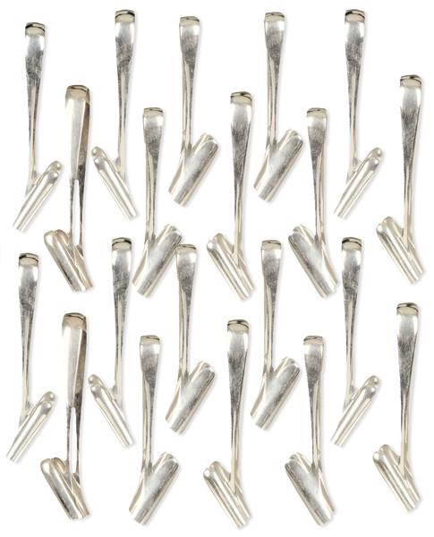  18 pinzas para esparragos de Mapping & Webb, doce de plata sterling, Sheffield 1971 y seis en metal plateado.