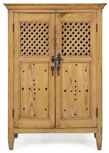 Alacena en madera de pino, con dos puertas abatibles con cerrojo de hierro.