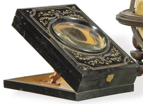 Esteroscopio de mesa en madera ebonizada con decoración vegetal grabada ff. S. XIX.