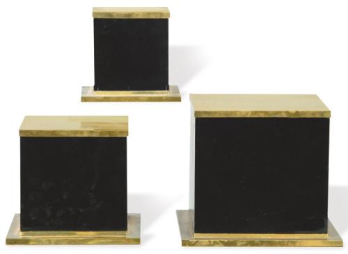 Conjunto de tres cajas apilables de diferentes tamaños en madera lacada en negro y bronce.