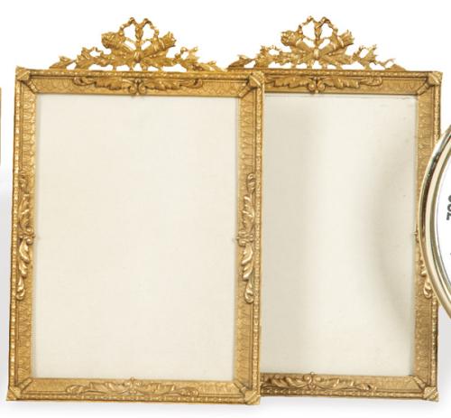 Pareja de portaretratos de mesa de bronce dorado, estilo Luís XVI, Francia S. XIX.