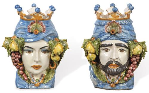 Pareja de maceteros en forma de cabezas de moros coronados en cerámica pintada y esmaltada firmados por G. Romano Caltagirone.