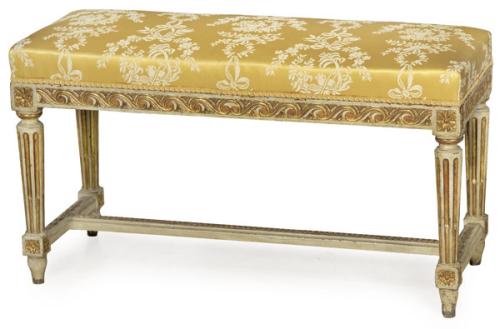 Taburete estilo Luis XVI en madera tallada, pintada en blanco y parcialmente dorada. Con tapicería de seda. 