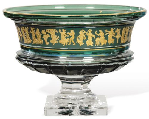 Gran centro de mesa de cristal belga parcialmente esmaltado en verde con decoraciónes clásicas doradas de Val Saint Lambert.