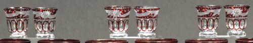 Seis vasos de licor de cristal de Bohemia tallado parcialmente esmaltado en rojo rubí.
