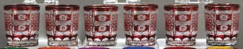 Juego de seis vasos de cristal de Bohemia tallados y parcialmente esmaltados en rojo rubí.