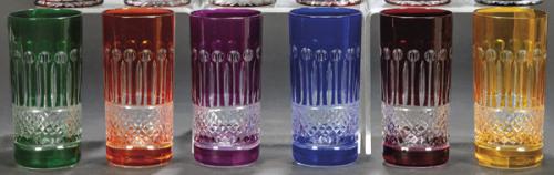 Juego de seis vasos de cristal de Klein-Baccarat tallados y esmaltados de distintos colores.