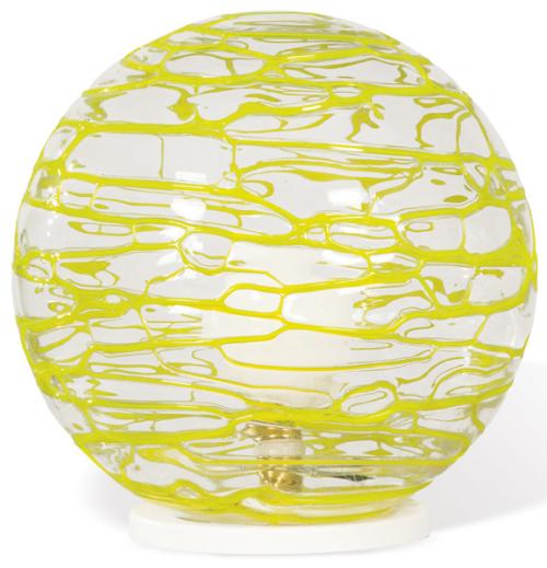 Lámpara de mesa globular en cristal de Murano, sobre estructura de metal lacado en blanco.