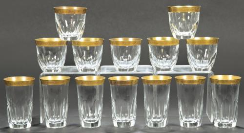 Juego de siete vasos altos y 7 vasos bajos de cristal de Bohemia tallado con borde de oro de 24 kilates.