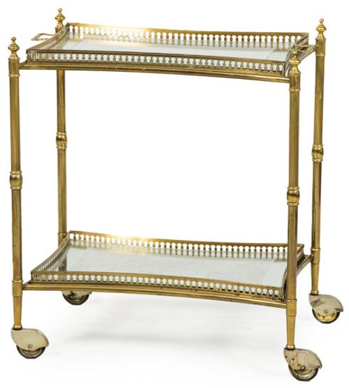 Carro de servir con estructura de latón y baldas de cristal.