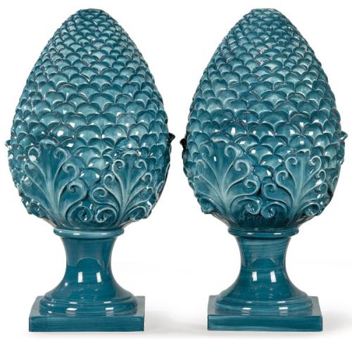 Pareja de piñas sobre base torneada en cerámica esmaltada en azul.