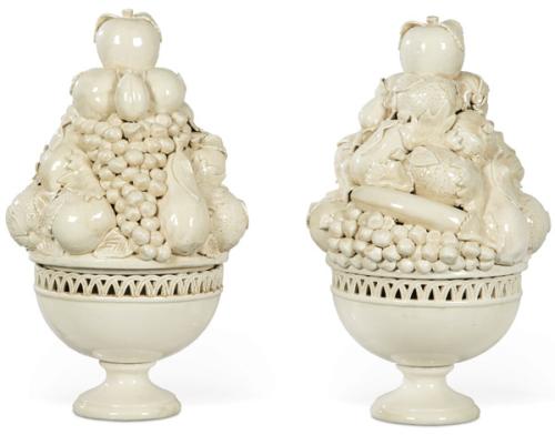Pareja de centros de mesa en forma de copa con frutas y hojas de cerámica esmaltada en blanco de Bassano. Italia, S. XX
