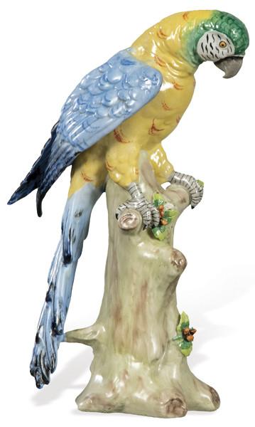 Figura de loro en porcelana pintada y esmaltada de Sitzendorf.
