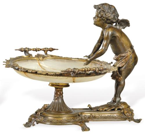 Centro de mesa Napoleon III en bronce patinado, onix blanco y esmalte champlevé, Francia S. XIX.