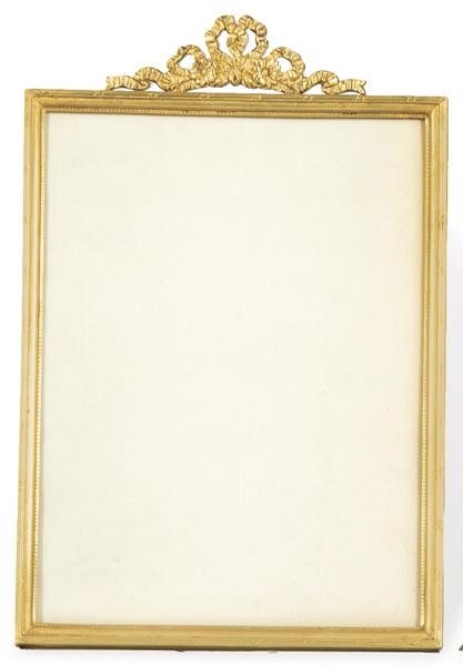 Portaretratos de mesa estilo Luís XVI de bronce dorado con copete de lazo, Francia S. XIX.