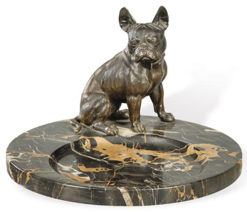 Vacia bolsillos Art Deco con bull dog francés en bronce patinado y mármol negro veteado, Francia h. 1920.