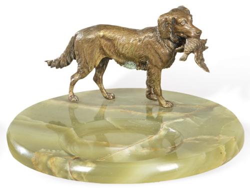  "Perro con Perdiz" Vacia bolsillos Art Deco de bronce dorado y onix verde, Francia h. 1920.
