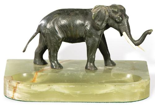  Vacia bolsillos Art Deco con elefante en bronce patinado hueso y base de onix verde, Francia h. 1920.
