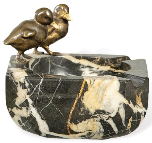 Cenicero Art Deco de mármol negro jaspeado con dos patos en bronce dorado y hueso, Francia h. 1920.