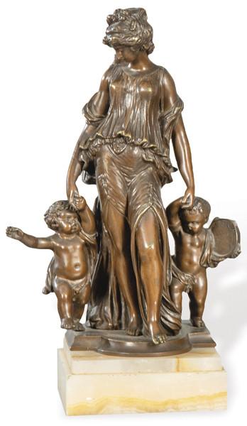  "Mujer Clásica Llevando de la Mano a dos Amorcillos" en bronce patinado, Francia S. XIX.