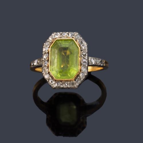 Anillo años '30 con peridoto rectangular con orla de diamantes talla rosa, en montura de oro amarillo de 18K y vista en platino.