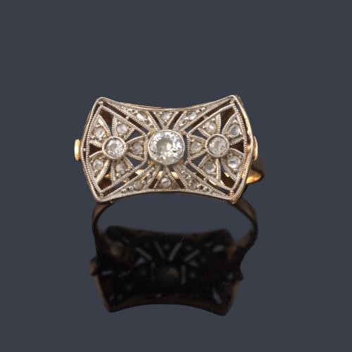 Anillo con diamantes talla antigua y rosa en montura calada de oro amarillo de 18K y vista en platino. Años '30.