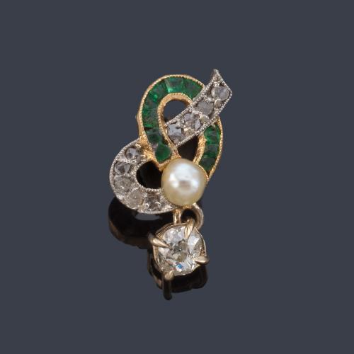 Colgante con esmeraldas calibradas y diamantes talla antigua con perlita central. Circa 1915.