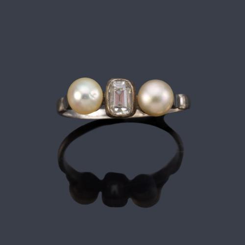 Anillo con pareja de perlas de aprox. 5,15 y 5,18 mm y diamante central.