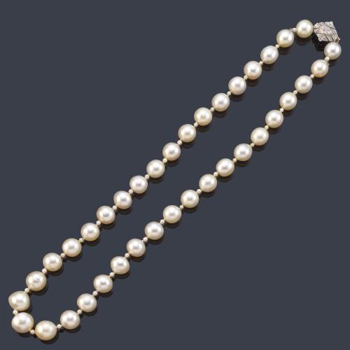 Collar con un hilo de perlas australianas de aprox. 14,00 - 10,15 mm con cierre calado realizado en platino con diamantes talla 8/8.