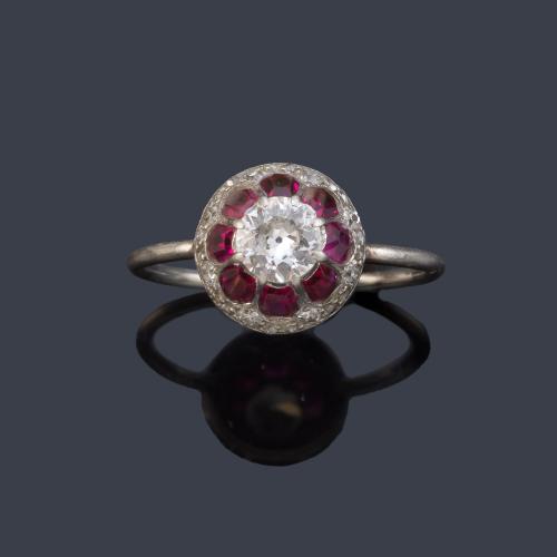 Anillo con diamante talla antigua de aprox. 0,50 ct con orla de rubíes calibrados, en montura de oro blanco de 18K.
