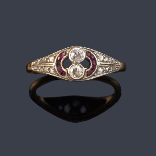Anillo Art Decó con dos diamantes talla antigua centrales y semiorla de rubíes calibrados. Años '20.